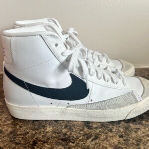 Nike Blazer MID ‘77 White and Black High-Tops 
men 6.5 women 8